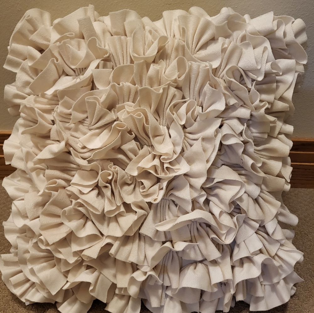 Ruffled pillow, EUC cream, no flaws. Includes insert w/removeable cover $20